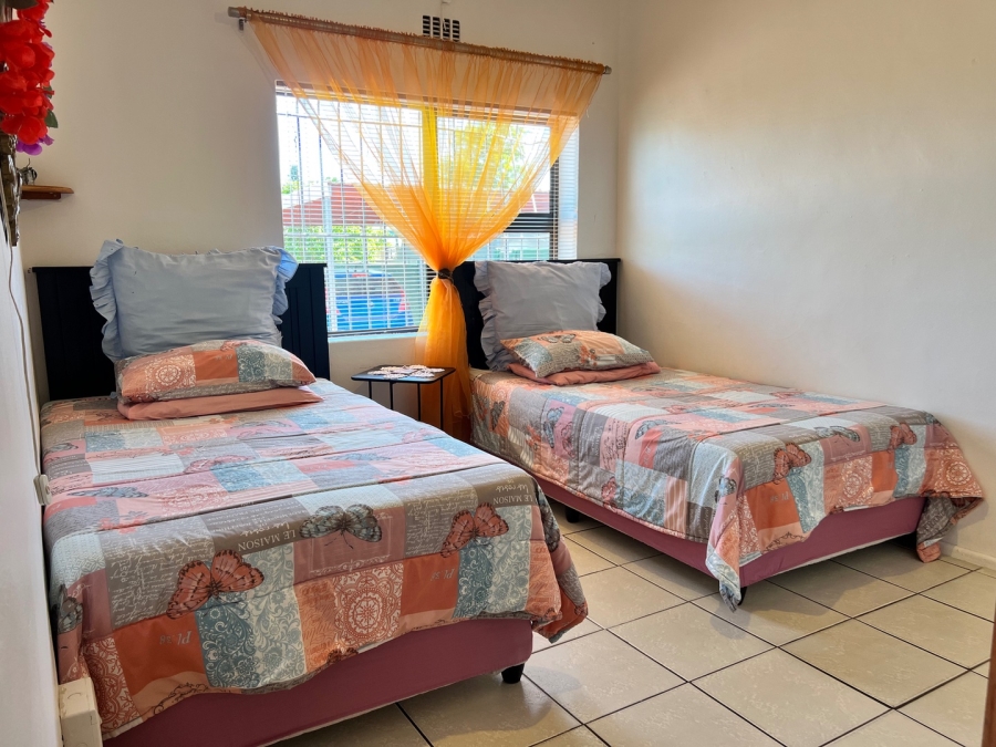 6 Bedroom Property for Sale in Gaylee Western Cape